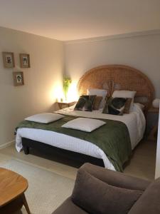 una camera con due letti con cuscini di La Canopée a Lecelles