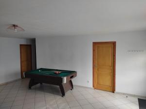a room with a pool table and a door at Ch'ti nord in Mametz