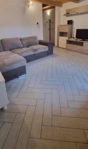 sala de estar con sofá y suelo de madera en Appartamento accogliente/nuovo Livorno en Livorno