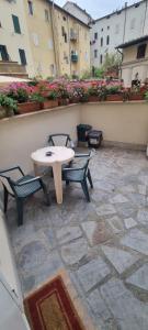 un patio con 2 sillas y una mesa en un patio en Appartamento accogliente/nuovo Livorno en Livorno