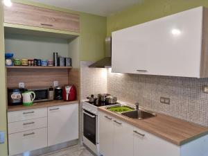 Kuchyňa alebo kuchynka v ubytovaní Apartman Batarić + 6 fotografií