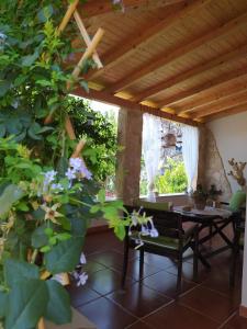 patio con tavolo e soffitto in legno di I Ciusiddi a Portopalo