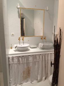 a bathroom with two sinks and a mirror at CHAMBRE JEAN'S CHEZ L'HABITANT à LAMBALLE in Lamballe