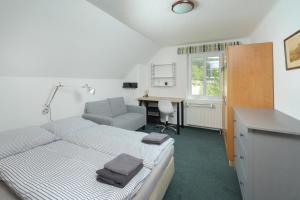 um quarto com uma cama, uma secretária e uma cadeira em Astoria Inn em Spindleruv Mlyn