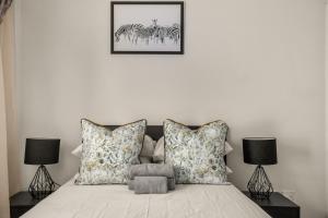 Tempat tidur dalam kamar di V&S Apartments - Immaculate Luxury Apartment in Fourways, Johannesburg