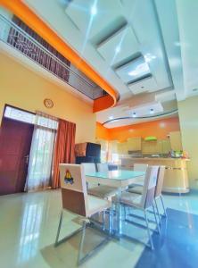 comedor con mesa y sillas en Homestay Parikesit Rent Full House, en Semarang