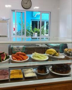 uma vitrine com diferentes tipos de frutas e produtos hortícolas em Residencial Águas de Bare em São Sebastião