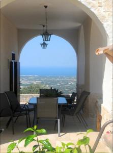 comedor con mesa, sillas y un arco en Belvedere di Puglia casa vacanza, en Selva di Fasano