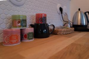 - un comptoir de cuisine avec 2 tasses à café sur une table dans l'établissement Le Citron, à Veules-les-Roses