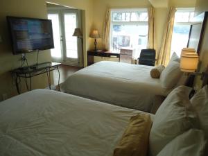 Postel nebo postele na pokoji v ubytování Bayside Inn & Waterfront Suites