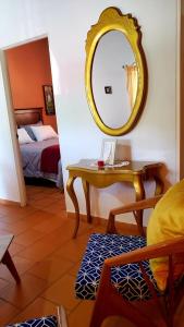 聖吉爾的住宿－GREEN HOUSE CASA O APARTAMENTO CAMPESTRE，一间设有镜子、一张桌子和一张床的客房