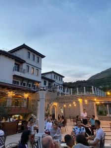 eine Gruppe von Menschen sitzt in einem Restaurant im Freien in der Unterkunft Villa Grand in Bar