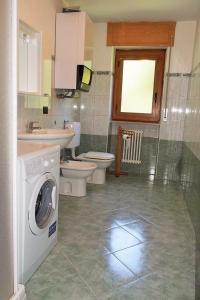 a bathroom with a washer and a washing machine at Casa vacanza Roberto R2 in Antey-Saint-André