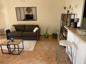 sala de estar con sofá y mesa en Superbe appartement au cœur du Luberon., en Goult