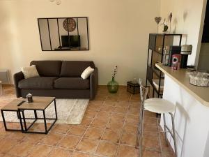 Ruang duduk di Superbe appartement au cœur du Luberon. +4 gambar