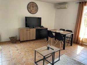 Televisyen dan/atau pusat hiburan di Superbe appartement au cœur du Luberon.