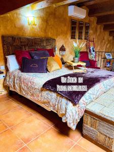 Un pat sau paturi într-o cameră la El Ático de Mijares