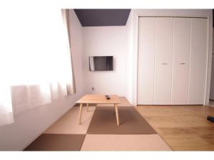 Habitación con mesa de madera en una habitación en HOTEL APT SESELA - Vacation STAY 12880 en Kanazawa
