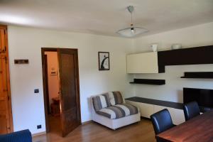 a living room with a chair and a table at Casa vacanza Roberto R2 in Antey-Saint-André