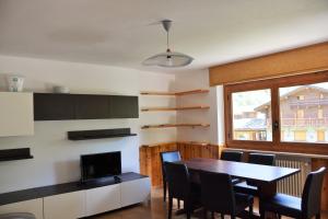 a kitchen and dining room with a table and chairs at Casa vacanza Roberto R2 in Antey-Saint-André