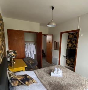 - une chambre avec un lit, un bureau et une chaise dans l'établissement LA MAISON DE BARLEST - LOURDES, à Barlest