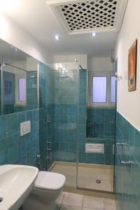 Un baño con ducha, inodoro y lavabo. en La Dimora di Rosa, en Giardini Naxos 21 fotos más