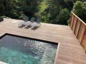 Bazén v ubytování KAZ'ANTILLAISE APPT AVEC PISCINE TI MAEVA 3/4P. LE LAMENTIN nebo v jeho okolí