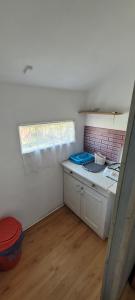 Kuchyň nebo kuchyňský kout v ubytování DOM BURSZTYNEK -domek drewniany