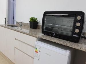 um micro-ondas sentado em cima de um balcão de cozinha em Urquiza em Salta