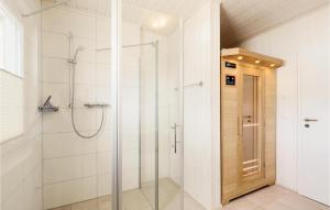 Ein Badezimmer in der Unterkunft Beautiful Home In Ostseeresort Olpenitz