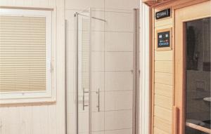 Ein Badezimmer in der Unterkunft Beautiful Home In Ostseeresort Olpenitz