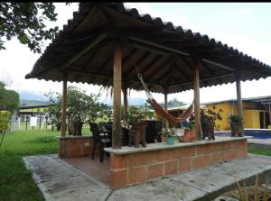 un pabellón con una mesa y sillas en un patio en Hostal San Ramon, en Santa Rosa de Cabal