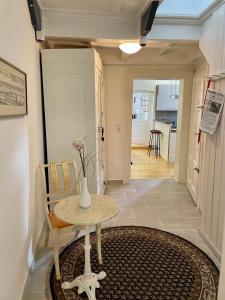 a table and a chair in a hallway at Villa Einhorn: Ruhe Oase mitten im Zentrum in Goslar