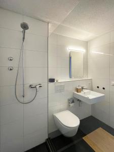 A bathroom at Modern renoviert mit Hallenbad + Fitness