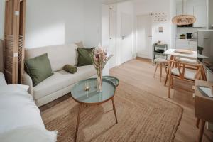 - un salon avec un canapé et une table en verre dans l'établissement Villa Fresena Bude 8, à Norderney