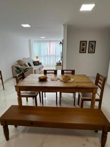 einen Holztisch und Stühle im Wohnzimmer in der Unterkunft Apartamento Encantador Centro Santa Teresa in Santa Teresa