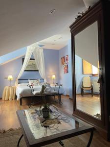 Un dormitorio con una cama y un espejo grande. en Hotel Rural As Laguas, en Tapia de Casariego