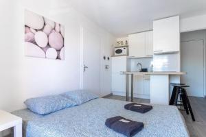 um pequeno quarto com uma cama e uma cozinha em Cosy Apt Of 25 M Near The City View On Sea em La Seyne-sur-Mer