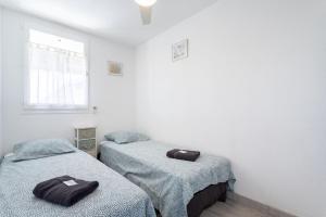 2 camas individuais num quarto com paredes brancas em Cosy Apt Of 25 M Near The City View On Sea em La Seyne-sur-Mer