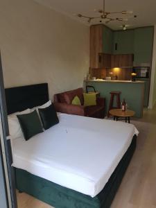 a bedroom with a large bed and a kitchen at Soho Magic Lux in Bar