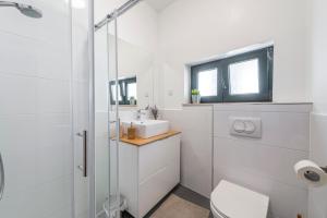 Kúpeľňa v ubytovaní 51 Street Apartment + 18 fotografií