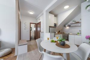 Kuchyňa alebo kuchynka v ubytovaní 51 Street Apartment