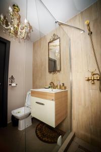 Bilik mandi di Exquisite 3 room apartment in the heart of thetown