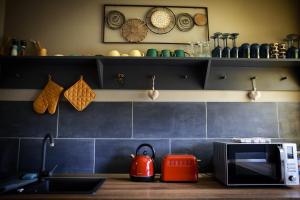 Dapur atau dapur kecil di Exquisite 3 room apartment in the heart of thetown +17 gambar