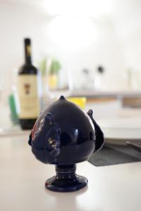 un casco negro sentado en un mostrador con una botella de vino en Blu_Cielo Terra en Ostuni
