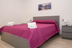 A bed or beds in a room at Endless Summer Apartment