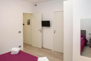 A television and/or entertainment centre at Endless Summer Apartment