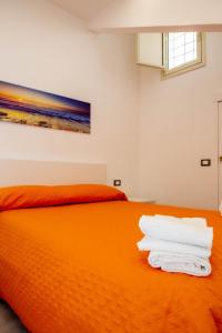 A bed or beds in a room at Endless Summer Apartment