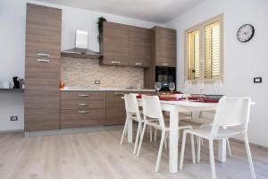 A kitchen or kitchenette at Endless Summer Apartment