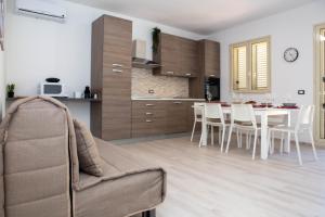 A kitchen or kitchenette at Endless Summer Apartment